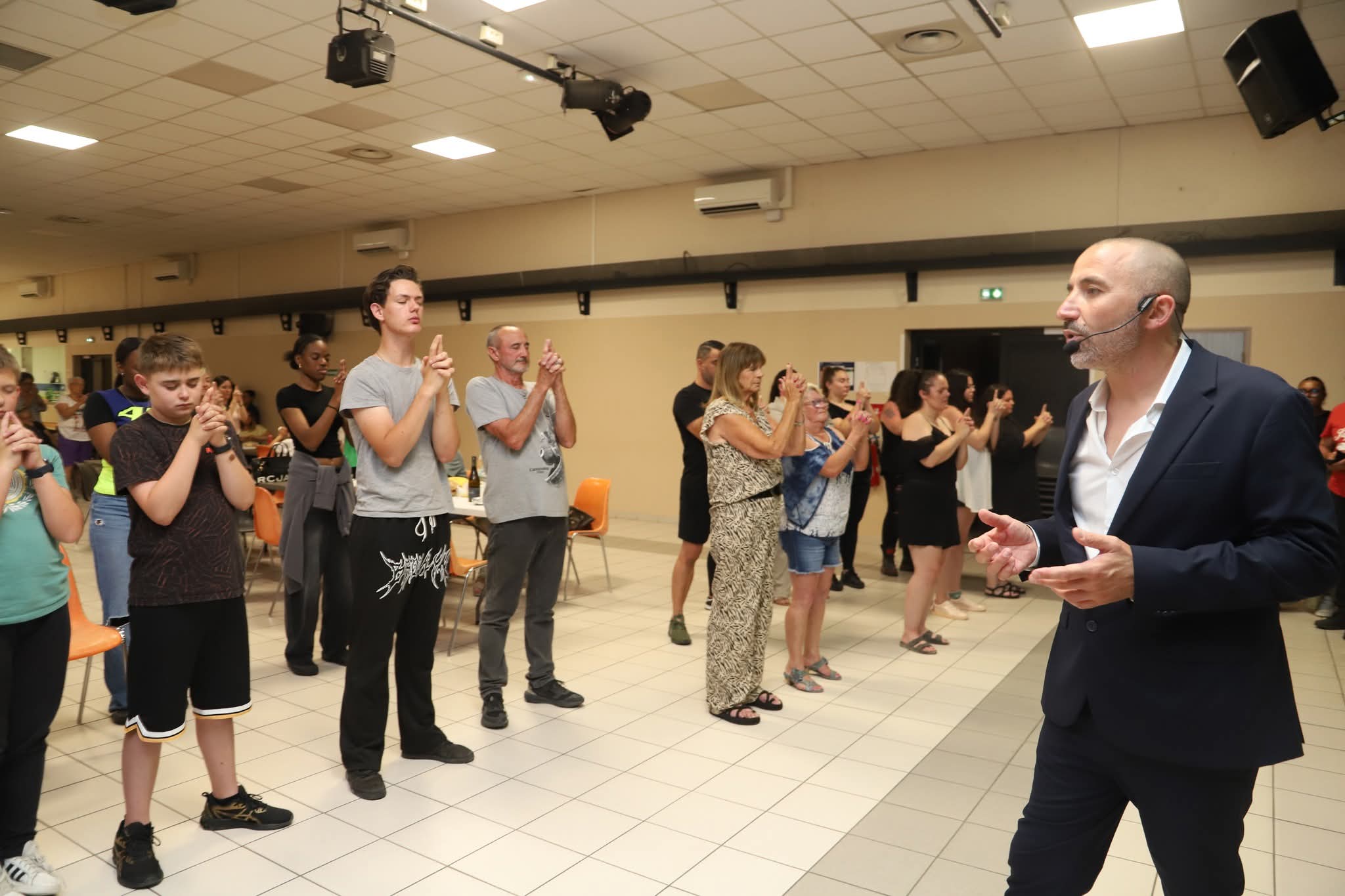 Tonio Hypnose — spectacle grande salle, induction collective