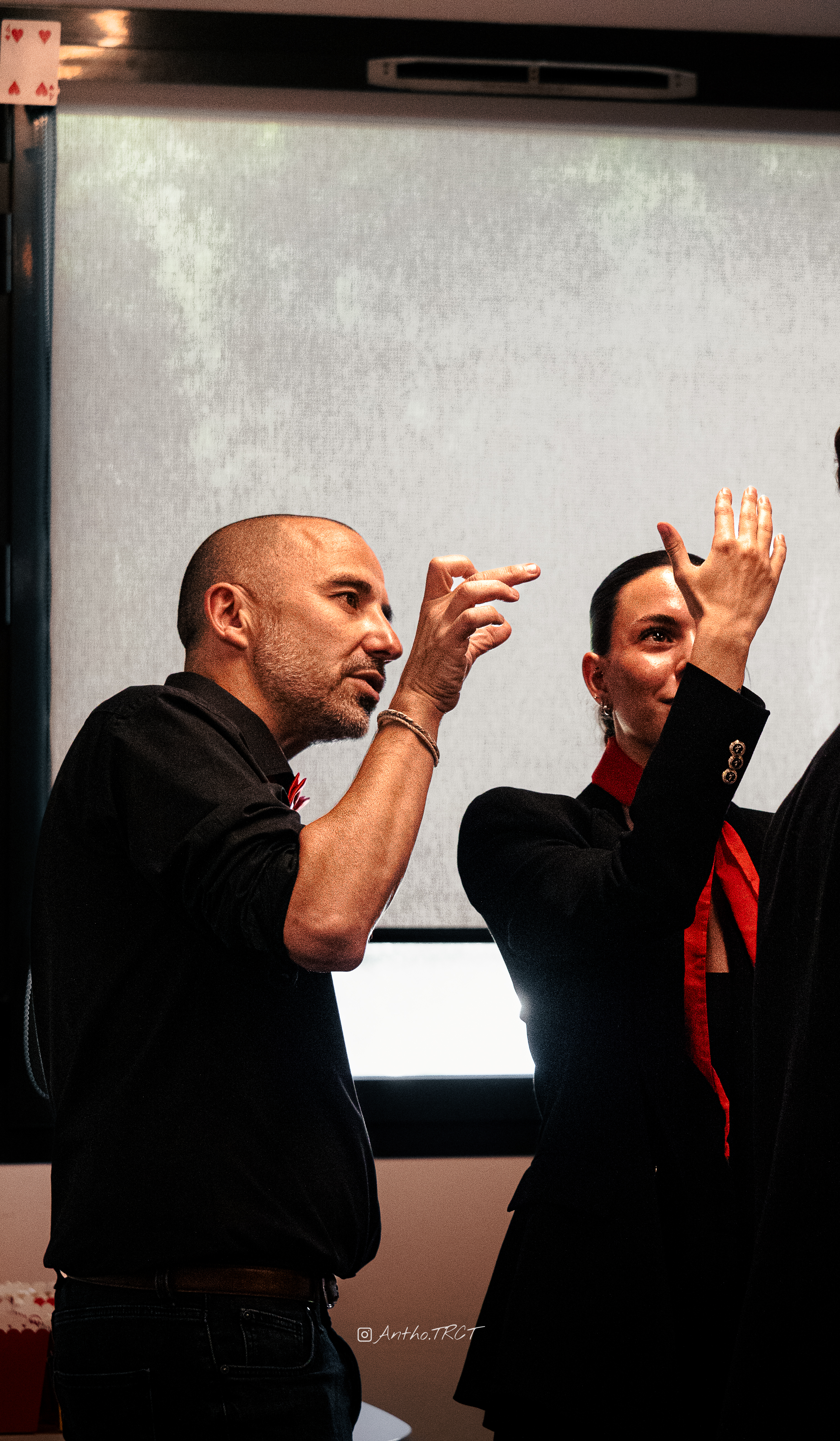Tonio Hypnose — induction en close-up, fille en rouge